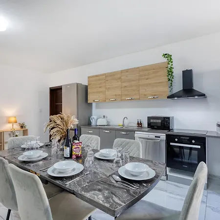 아파트 New To The Market - Rare Find, 5 Bedroom With Valley View In Swieqi By Sf Homes *